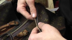 Cách sửa khóa túi xách khi bị kẹt