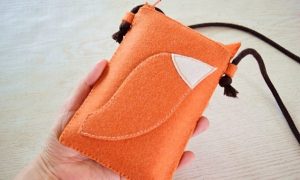 Cách làm túi xách bằng vải dạ mini cho dế yêu như sau: