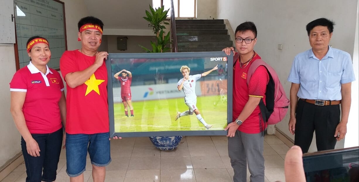 CĐV nhuộm đỏ phố phường, háo hức chờ trận U23 Việt Nam chạm trán U23 Hàn Quốc