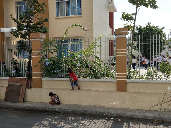 Bức ảnh được chụp tại một ngôi trường thuộc quận Tân Phú, Sài Gòn khiến nhiều người rưng rưng