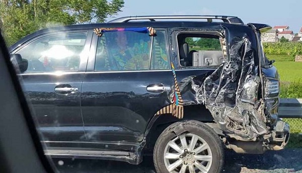 Tài xế Lexus biển tứ quý 8 bị xe tải đâm tử vong khi xuống làm việc với CSGT
